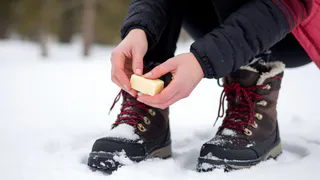 Прихожу с улицы и сразу кладу мыло в обувь - хитрый трюк, о котором мне еще дед рассказывал. Берите на заметку 