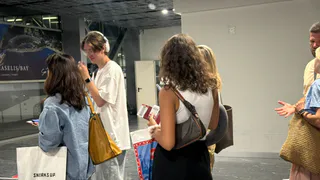 Наглость второе счастье: как русские туристки в аэропорту сделали себе бесплатный "релакс"