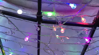 Брянские подростки разорвали гирлянду на шаре