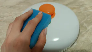 3 ложки на губку — и стеклянные крышки от кастрюль станут как новые: никакого липкого налета и жира 