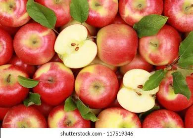 Названо, кому лучше не есть яблоки