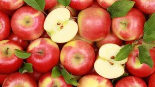 Названо, кому лучше не есть яблоки