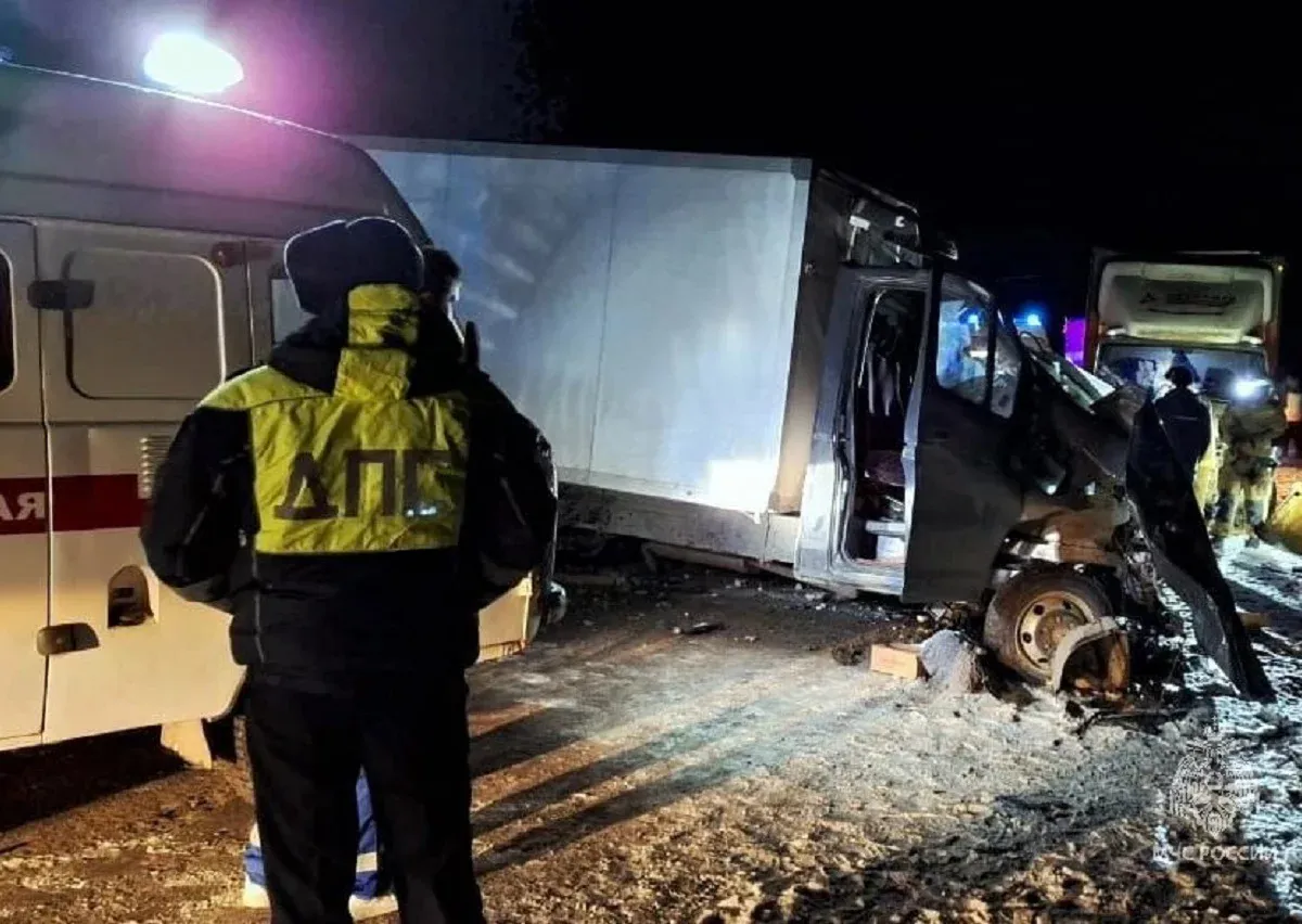 На трассе Южноуральск – Магнитогорск произошло жесткое ДТП с двумя большегрузами: водители не могли выйти из искореженных кабин