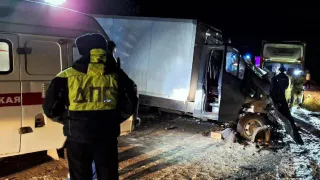 На трассе Южноуральск – Магнитогорск произошло жесткое ДТП с двумя большегрузами: водители не могли выйти из искореженных кабин