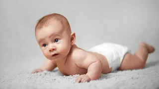 В Татарстане сотрудники ГИБДД спасли 3-х месячную девочку