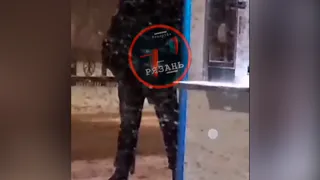 В Рязани мужчина прилюдно справил нужду на водомат на остановке