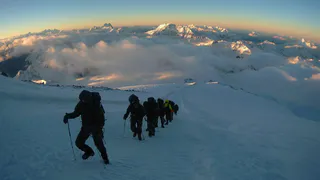 Сыктывкарские альпинисты посвятили свое восхождение на Эльбрус 80-летию Великой Победы