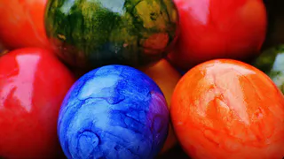 Беру 1 овощ и крашу яйца на Пасху — руки не пачкает, а результат бомба: не лук, не каркаде
