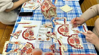 Во Владимире в Доме народных мастеров прошёл семейный мастер-класс по росписи кормушек