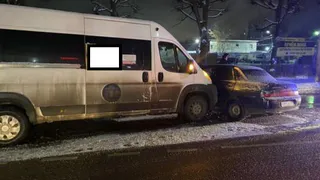 Не уступил: на улице Бирюзова водитель маршрутки врезался в «десятку»