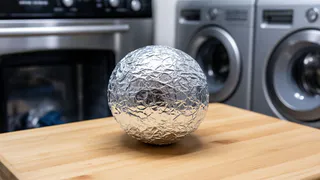 Зачем опытные хозяйки кладут в стиральную машину шарик из фольги: результат виден после первой же стирки