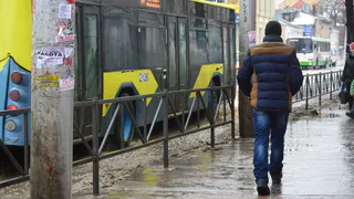 Из-за глубокой лужи рязанцы вынуждены обходить аптеки на площади Ленина