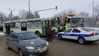 В Рязани пассажирский автобус врезался в грузовик, есть пострадавшие