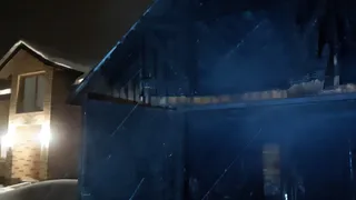 В сыктывкарском поселке пожарные отстаивали от огня гараж