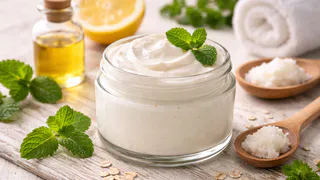 Купила дорогой антивозрастной крем, а потом смешала эти ингредиенты дома — разницу почувствовала уже через неделю