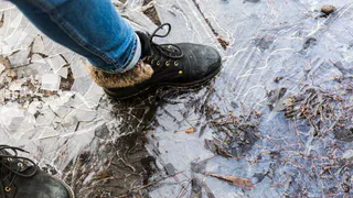 Реагенты на тротуарах Владимирской области: спасение от гололёда или неудобство для пешеходов?