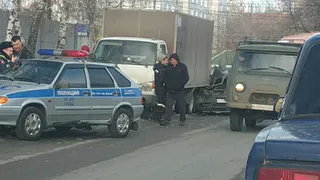 Водитель BMW X5 врезался в грузовичок. Вероятно, водитель иномарки пьян