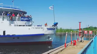 Под Рязанью сел на мель теплоход  "Григорий Пирогов"