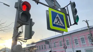 Светофор возле гипермаркета “Глобус” снова заработает по-человечески