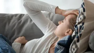 Надо больше пить: названа одна из причин головной боли