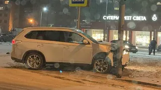 На Муромском шоссе джип протаранил светофор