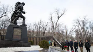 В Чебоксарах возложили цветы к памятникам в День героев Отечества