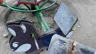 Руины площадки в Нижнем городском парке: дети играют на сломанных качелях