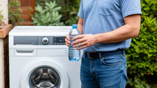 1 пластиковая бутылка по совету соседа — и стиралка перестала скакать: работает лучше любого способа из интернета