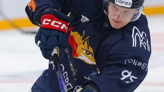 Молодой талант "Магнитки" зажег лед своей первой шайбой в КХЛ