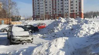 Где контроль? Нижнекамцы «любуются», как почистили снег во дворе
