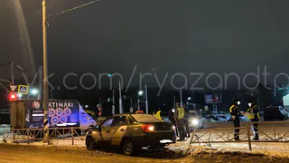 Снова такси: водитель снес дорожное ограждение у "Глобуса"