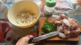 Больше с разделкой не мучаюсь: хитрый трюк, как быстро и целиком отделить филе курицы от кости голени: никаких разрезов