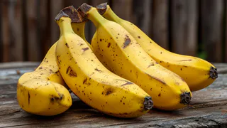 В апреле беру банановую кожуру — и в огород: работает как золото для огорода — раскрываю секрет, о котором молчат профессиональные агрономы