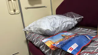 Нормально ли залезать на верхнюю полку в поезде через стол - запомните раз и на всю жизнь 