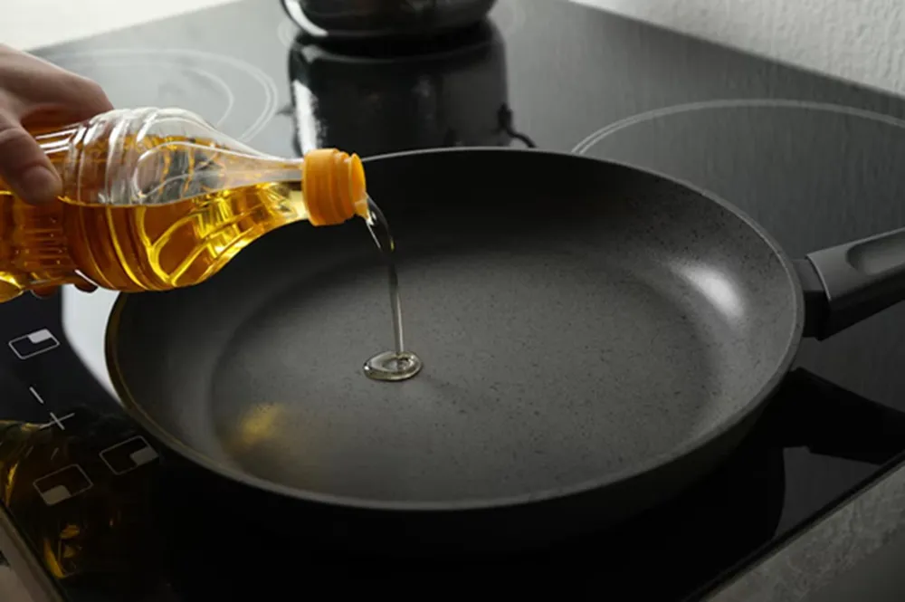 Как жарить котлеты и мясо без брызг раскаленного масла: лайфхак, который сэкономит часы уборки