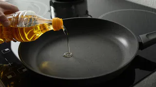 Как жарить котлеты и мясо без брызг раскаленного масла: лайфхак, который сэкономит часы уборки