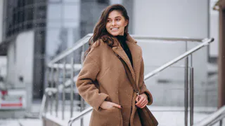 Главные модницы страны наденут зимой только такое пальто: топ-3 стильные модели — главные тренды сезона 2026
