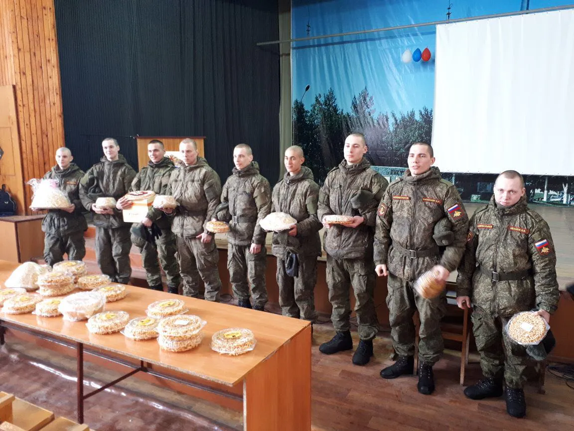 Пироги, конфеты и 40 кг чак-чака: нижнекамские срочники получили сладкие подарки