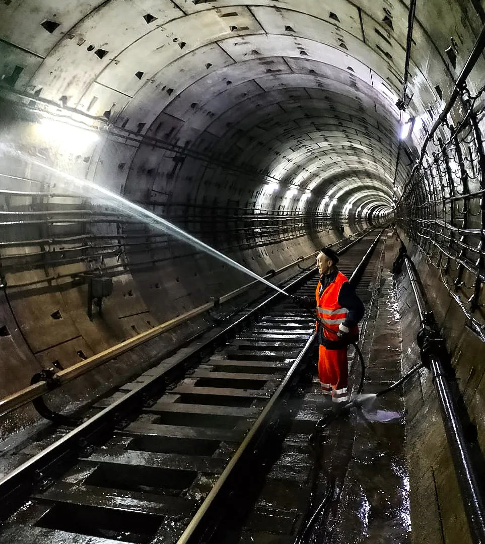 В казанском метро за две недели промыли более 16,5 км тоннелей