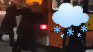 Застряла в снегу: в Ворошиловке пассажиры толкали маршрутку из сугроба