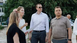 На новом отрезке Лыбедского бульвара поставят чугунные скамьи и тематические люки