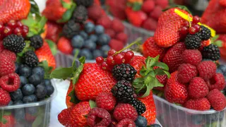 Эта ягода считается самой вредной и опасной: а мы едим ее как дорогой деликатес, еще и детей заставляем пробовать