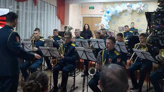 Военный оркестр выступил с концертом для матерей участников СВО