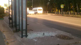 Очередные рязанские гении: на улице Новой кто-то разбил стекло на остановке общественного транспорта