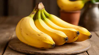 Не выбрасывайте банановую кожуру. Простой трюк с солью превратит её в золото для вашего огорода