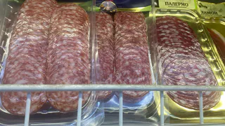 Не берите даже со скидкой 60%: в Роскачестве назвали марки сосисок, которые лучше обходить стороной