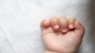 В Челябинской области женщина сломала руки и проломила голову новорожденной дочери из-за ее плача