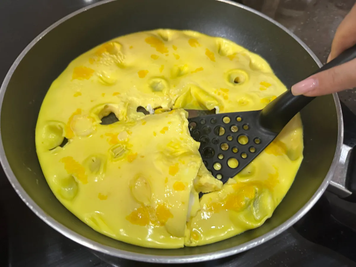 Заменяю молоко в омлете копеечным продуктом и получаю необычайную нежность: хитрость приготовления от шеф-повара