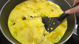 Заменяю молоко в омлете копеечным продуктом и получаю необычайную нежность: хитрость приготовления от шеф-повара        