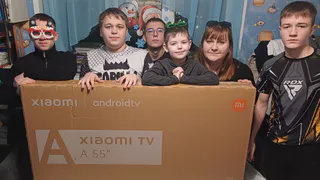 «Ёлка желаний» сработала: экс‑чиновник подарил скандальной челнинке 55‑дюймовый телевизор